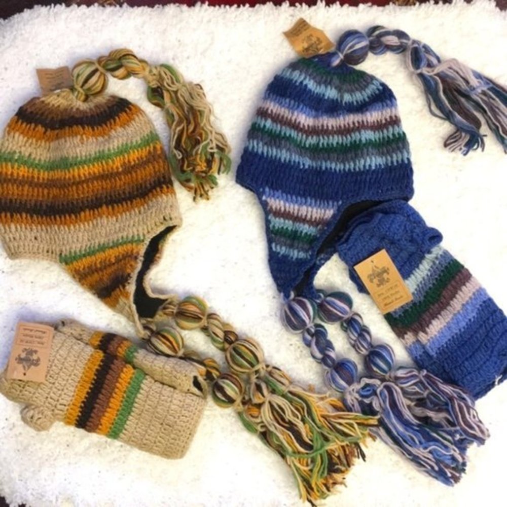 CHEVEUX TASSLED HAT & FINGERLESS GLOVES